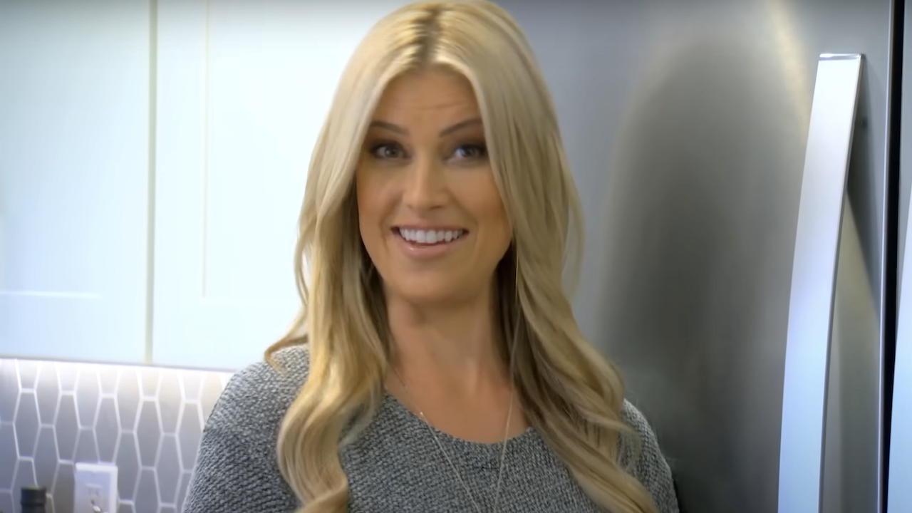 まだ3月になったばかりかもしれないが、フリップオフのクリスティーナ・ハークにとってはすでに黒ビキニの夏だ