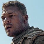 「ほぼあらゆるレベルで不条理だ。」アラン・リッチソンの新作-sf-アクション映画『ウォー-マシン』について批評家が何と言っているかを確認してください