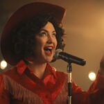 ケイト・ハドソンは、シーズン中素晴らしい賞のドレスを着た後、家でリラックスするためにビキニを着ました