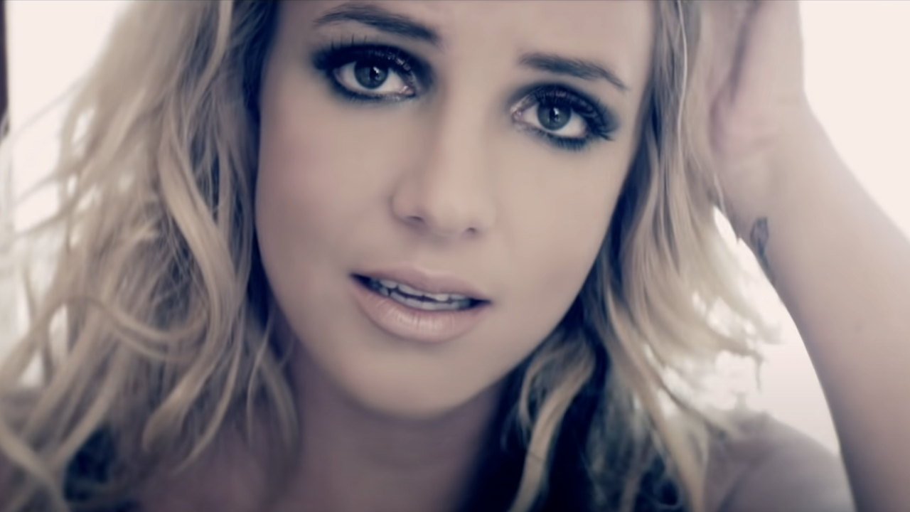 関係者が「孤独な」ブリトニー・スピアーズの人生の現時点での暗いイメージを描く