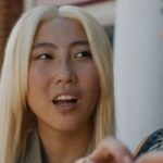 批評家らは、『slanted』は「独特のひねり」をもたらしているが、ボディ・ホラー・ティーン・コメディには決まり文句がたくさんあると指摘している