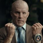 ライアン・レイノルズがハルクの手をかぶった自分の写真を投稿（ファンも同様に下品な反応を示している）