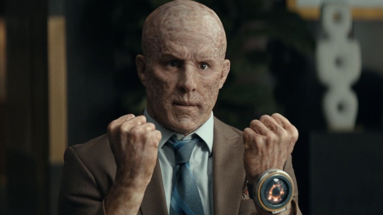 ライアン・レイノルズがハルクの手をかぶった自分の写真を投稿(ファンも同様に下品な反応を示している)