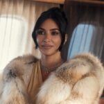 キム・カーダシアン、スカイハイヒールでつまずいて大失敗