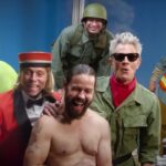 ジョニー・ノックスヴィル、『ジャッカス5』の共演者が誰かのお尻からコインを取ろうとして指を負傷したと語る（そして疑問がたくさんある）