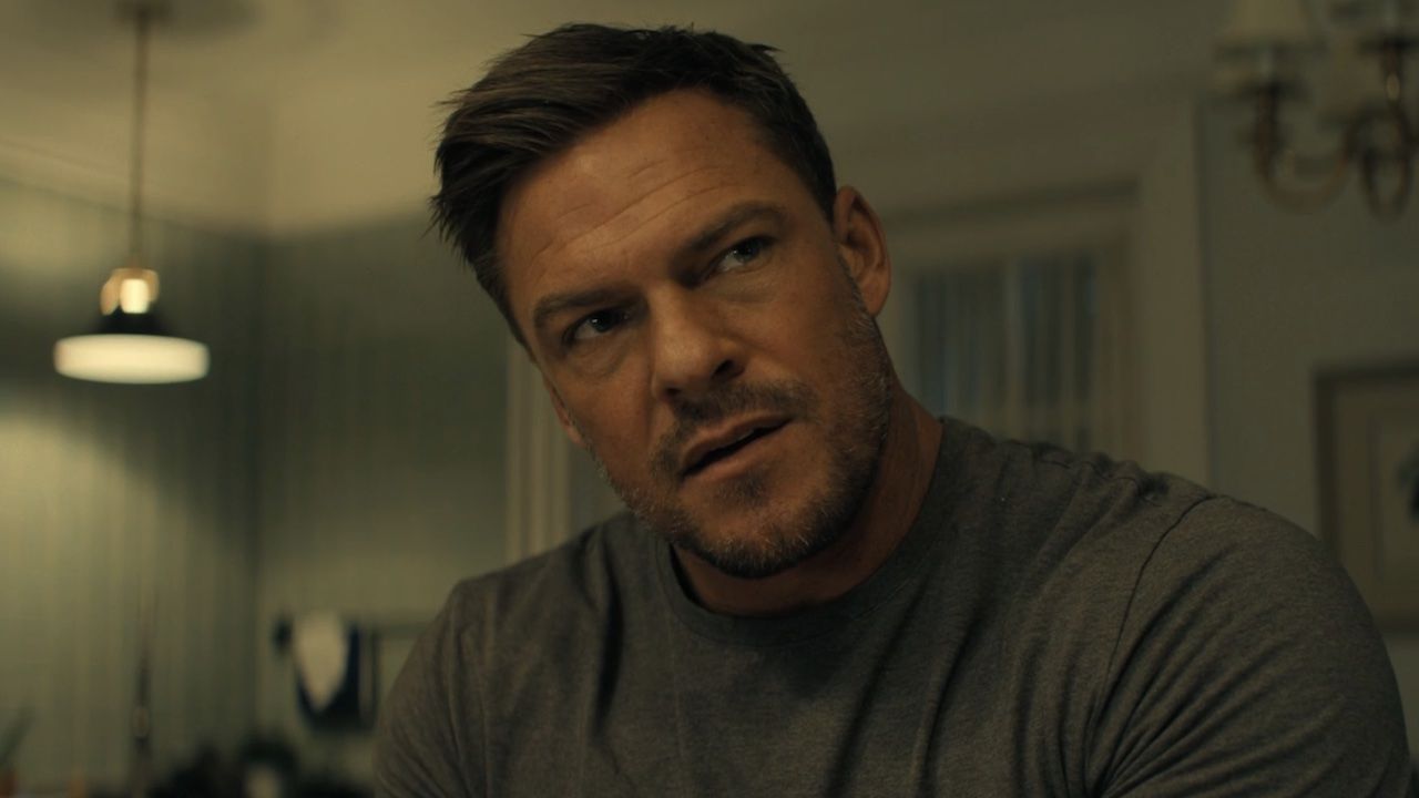 アラン・リッチソンが路上で隣人を殴打したとされるビデオ