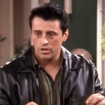 マット・ルブランの隣を運転していた女性が彼に気づき、すぐに自動車事故を起こした